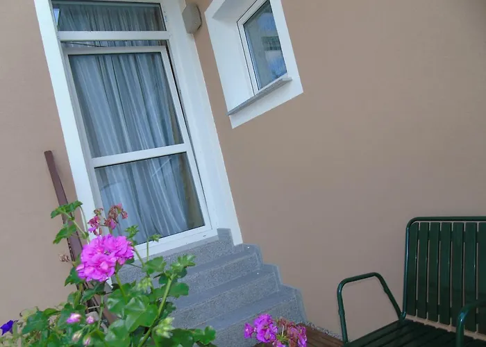 Cafe 168 Bed and Breakfast 2*