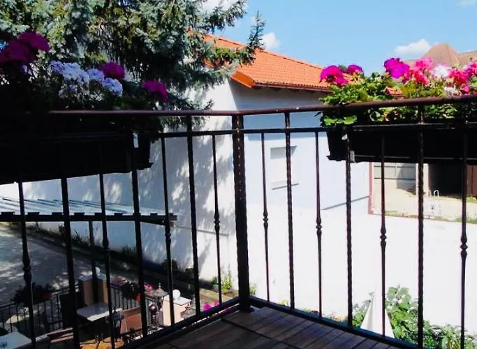 Cafe 168 Bed and Breakfast 2*